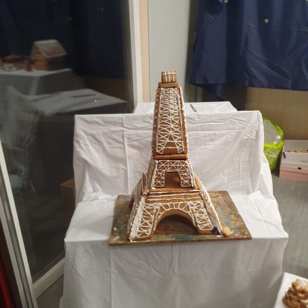 24. Eiffel torony mézeskalácsból