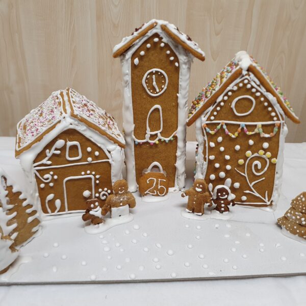 25. Városrészlet, templom és paplak